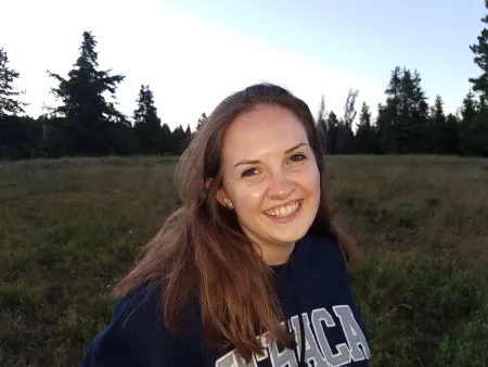 Porno opa jerks off akasi va u uning yuziga cums