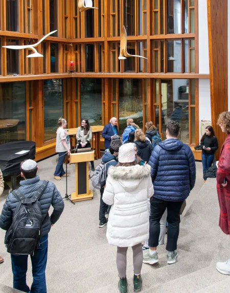 People waiting in line to speak with Roald Hoffmann