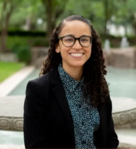 Lycinda in front of a water fountain in summer