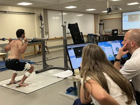 students understanding form during lifting