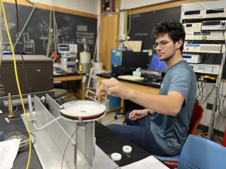 Andrew Coit '28 works in Professor Matt Sullivan's lab.