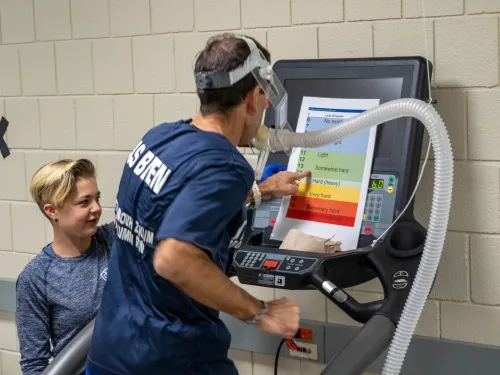 Student conducting a vo2 max test with client