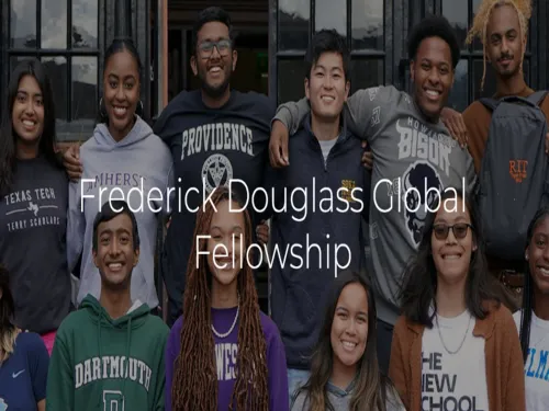 A picture of 15 students with their arms around each other.