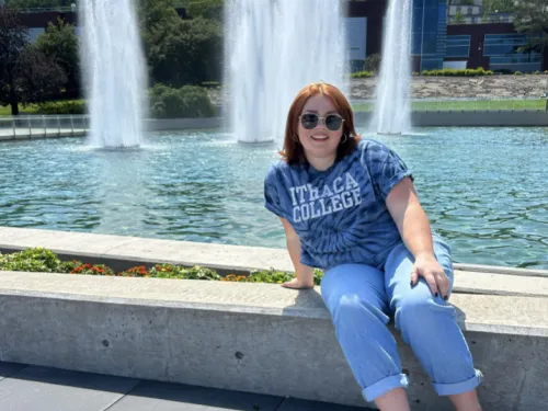 Victoria in front of fountains