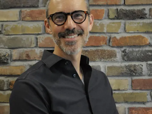 headshot of chris holmes