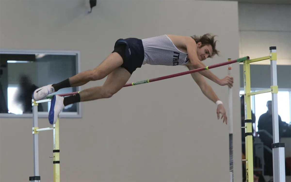 Jakob Markwardt ’19 pole vaulting