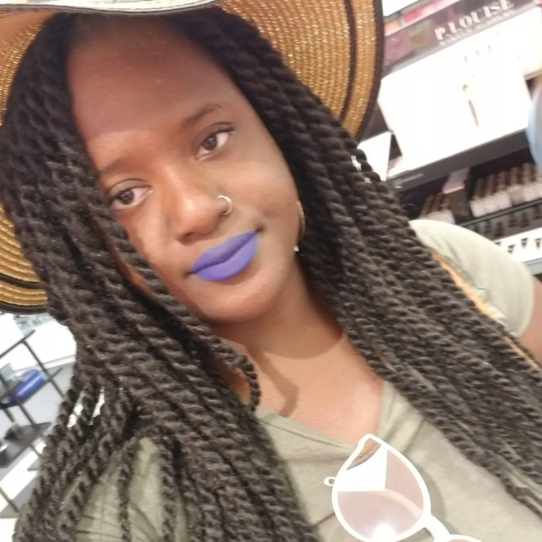 Headshot of Elizabeth Charles ('18). 