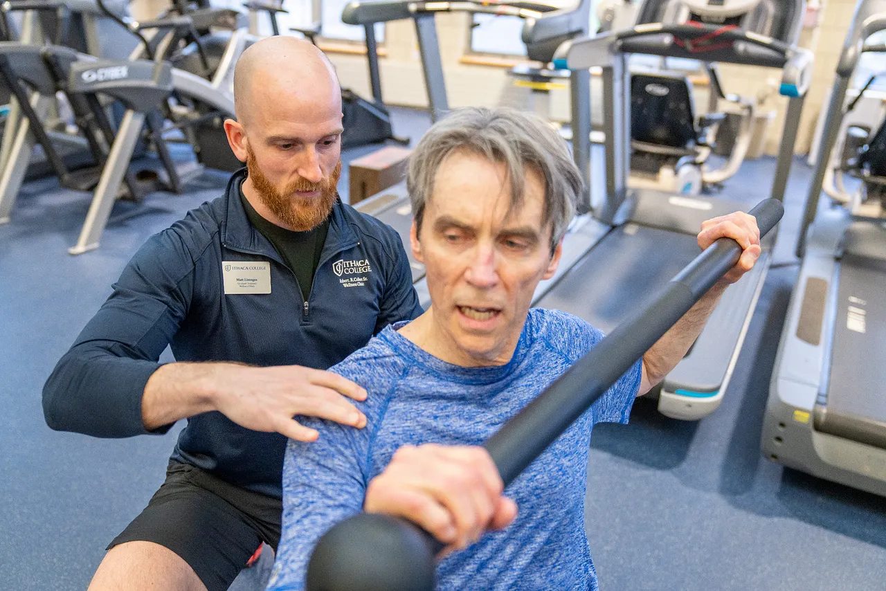 Wellness Center graduate assistant helping client.