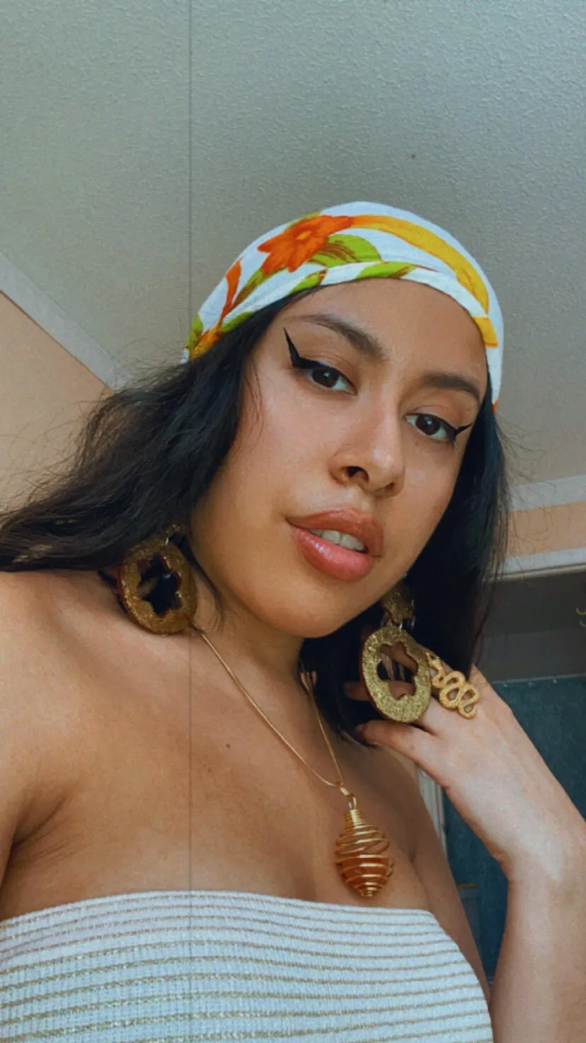 Gabrielle Tola Close Up