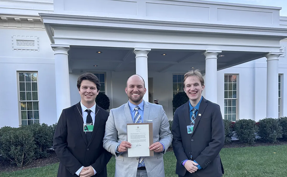Students and Jeremy Menard in front of The White House