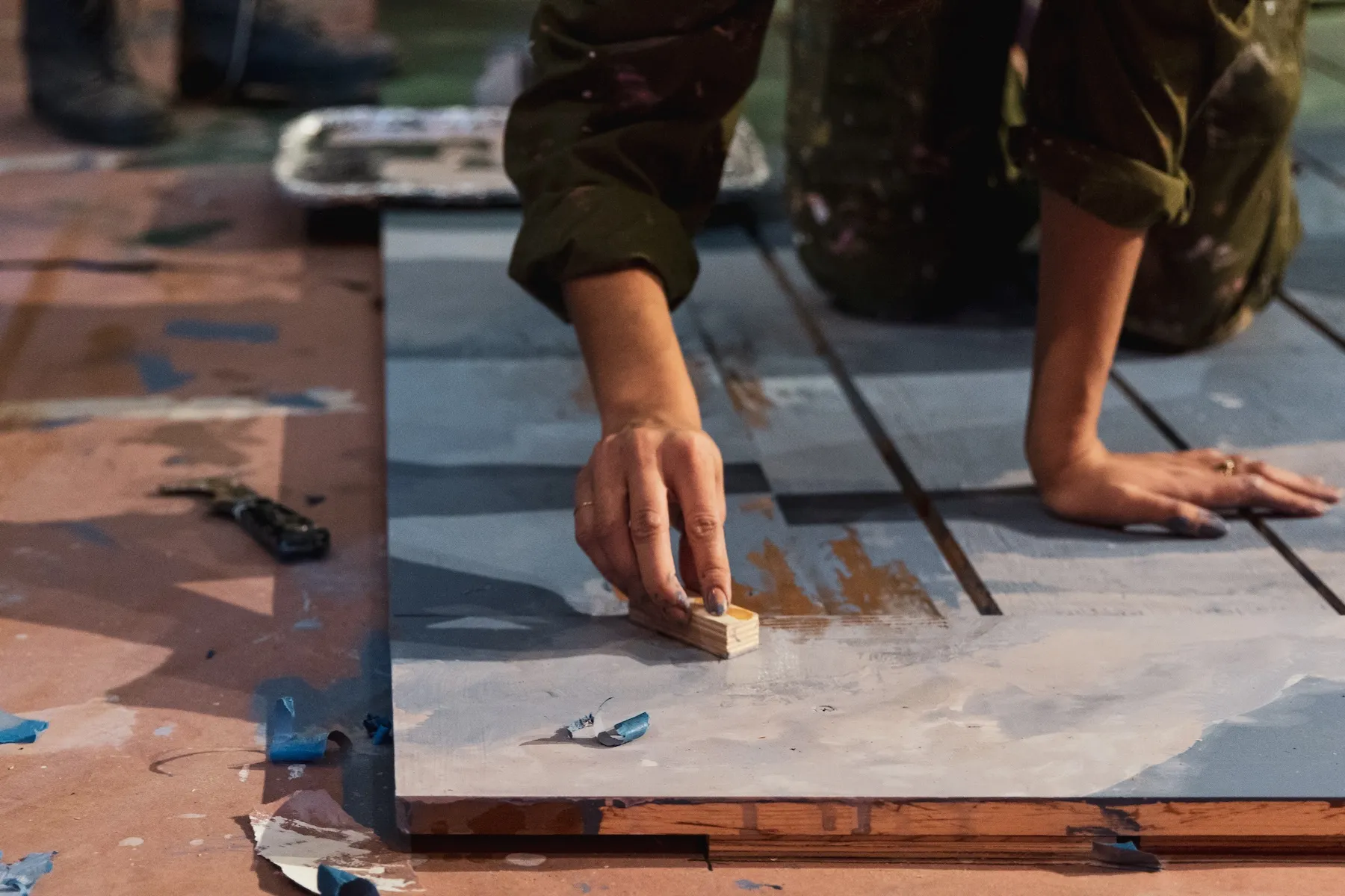 Picture of a hand painting scenery