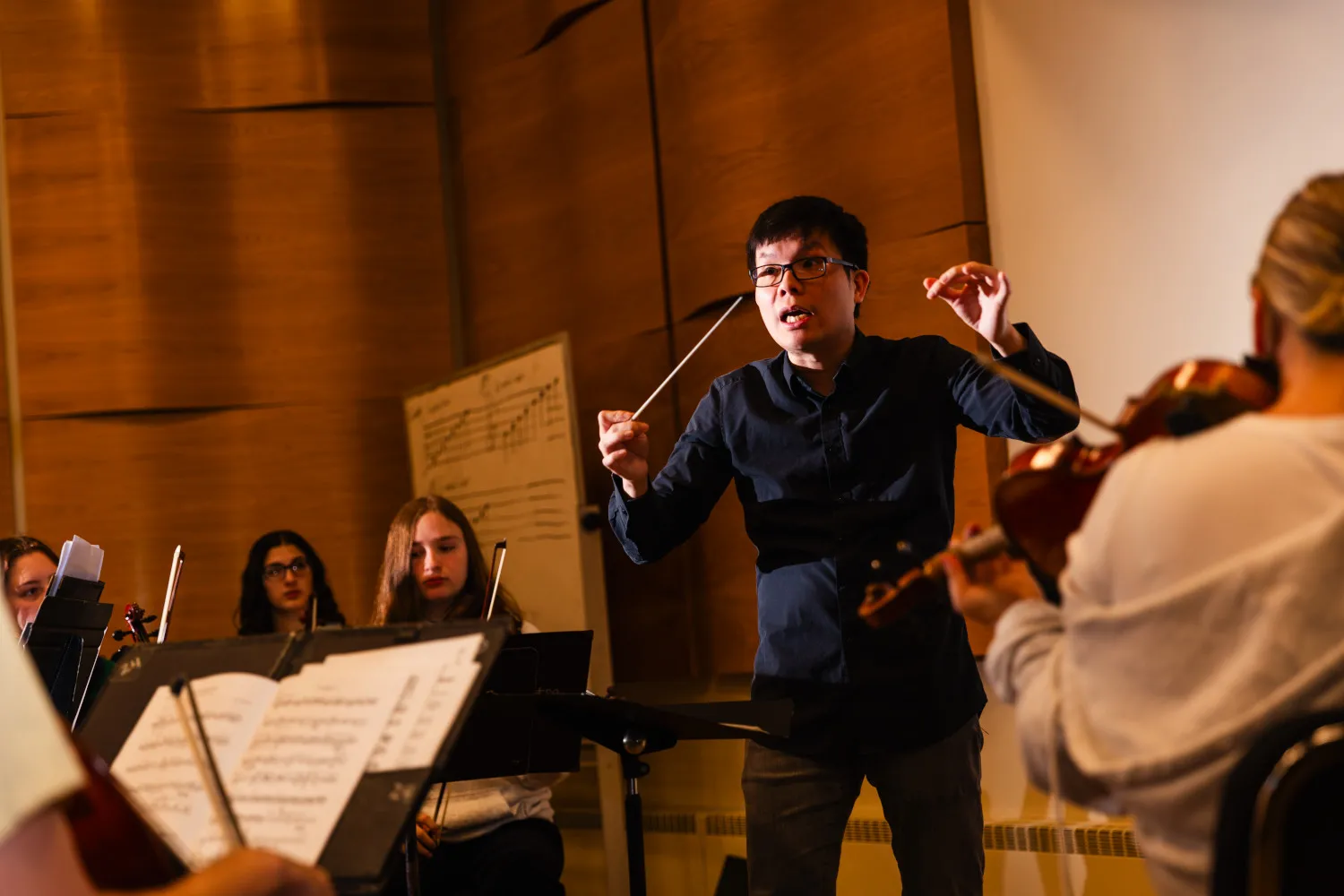 Ho-Yin Kwok leading a rehearsal