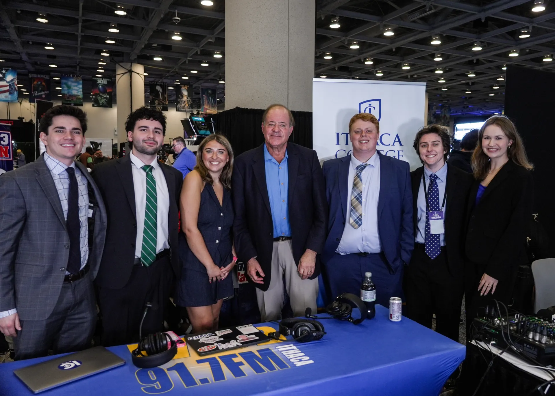 College students gather for a group photo with NFL broadcaster Chris Berman.