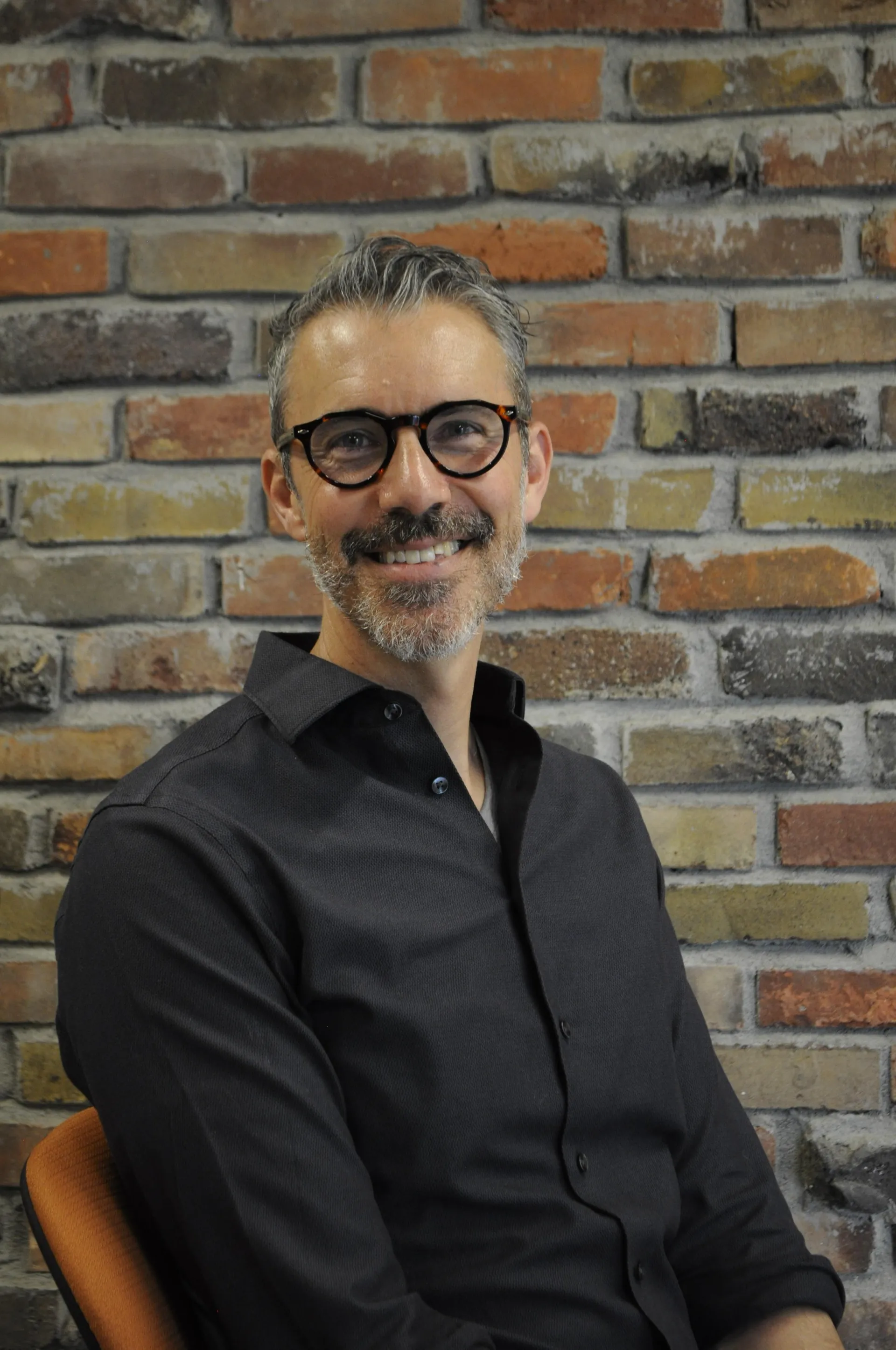 headshot of chris holmes