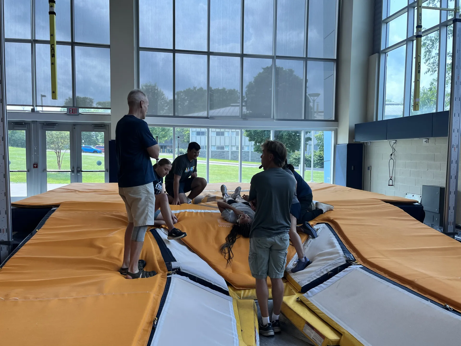 Pole vault mat simulation